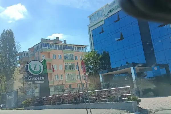 Balıkesir Özel İz Koleji Selma Caner Ortaokulu - Resim 1