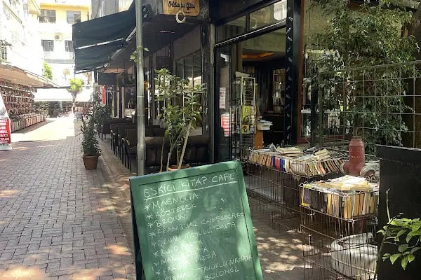 Eskici Kitap Cafe - Resim 18