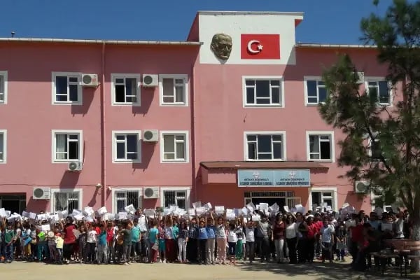 Hilmi Caner Saraçoğlu İlköğretim Okulu - Resim 1