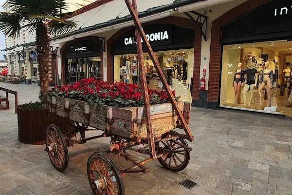 Forum Bornova AVM Nike Mağazası - Resim 2