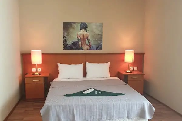 One Blood Hotel - Resim 18