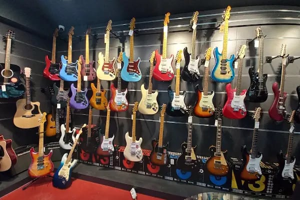 Sümer Müzik Aletleri Mağazası - Piyano Gitar Keman Bağlama - Resim 10