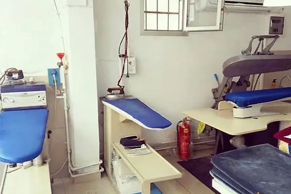 DRY STORY KURU TEMİZLEME & ÜTÜ EVİ & KOLTUK VE HALI YIKAMA - Resim 3