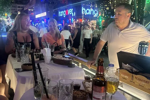 Cosmopolitan Bar - Resim 12