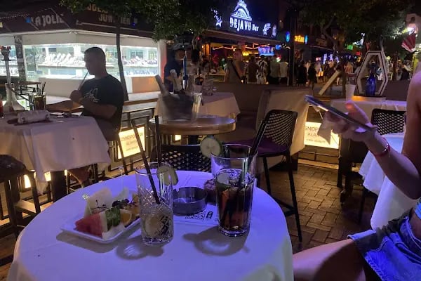 Cosmopolitan Bar - Resim 11