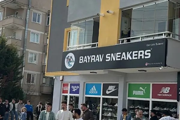 BAYRAVSNEAKERS - Resim 1