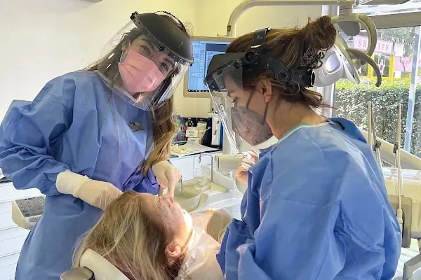 Dent Bahçeşehir Diş Kliniği - Resim 17