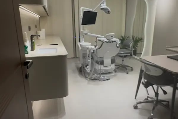 Dental Gallery Ağız ve Diş Sağlığı Polikiniği - Resim 2