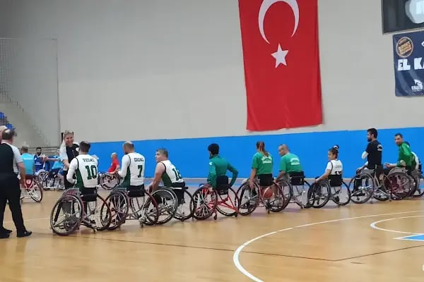 Başiskele Spor Salonu - Resim 3