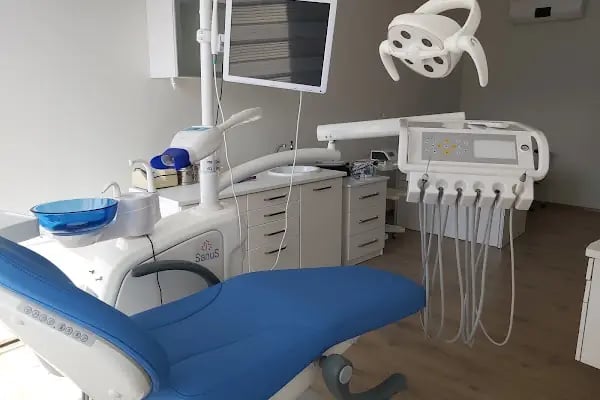 Diş Hekimi Arzu Elif Çelik - Tezak Diş Kliniği - Resim 2