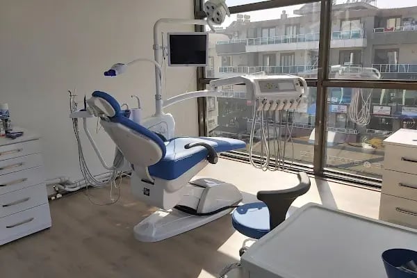 Diş Hekimi Arzu Elif Çelik - Tezak Diş Kliniği - Resim 1