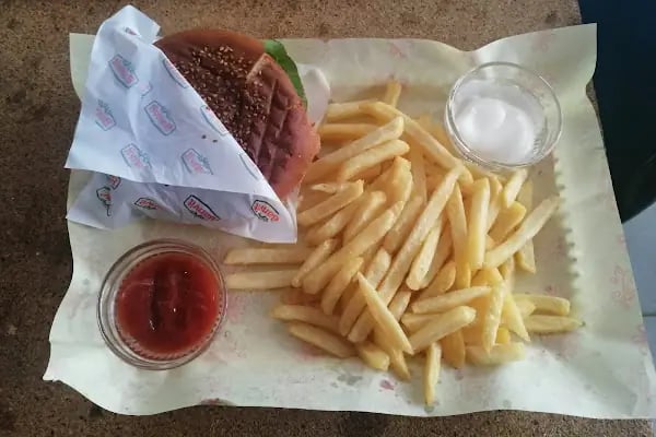 Acıktım Burger Cafe - Resim 12
