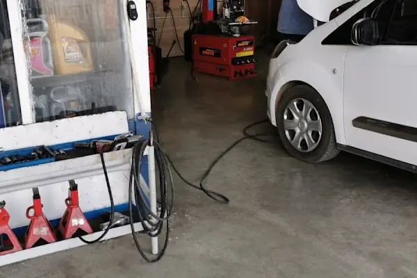 Güçlü kardeşler Oto Lastik Araç Tamir Bakım Servisi Yasin Usta Konyaaltı liman - Resim 8