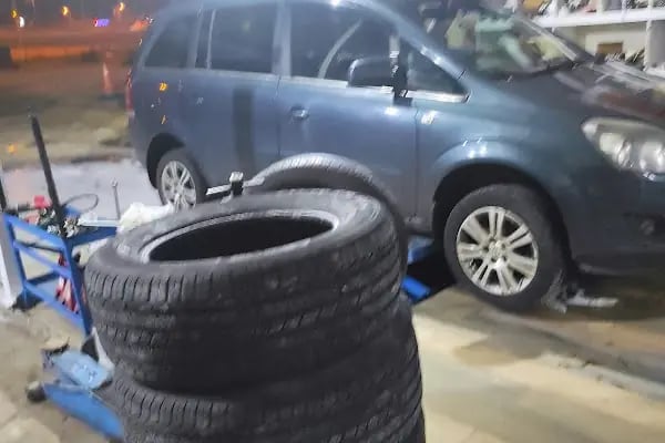Güçlü kardeşler Oto Lastik Araç Tamir Bakım Servisi Yasin Usta Konyaaltı liman - Resim 13