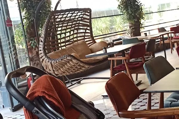 Oasis Cafe - Resim 17