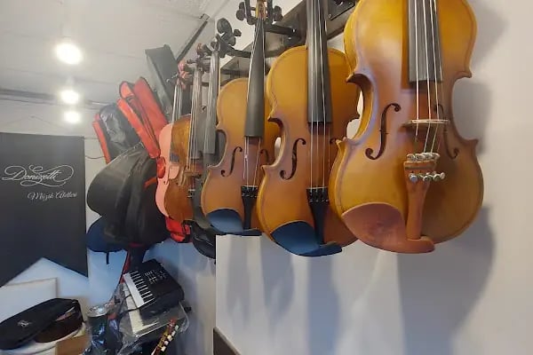 Donizetti Muzik Aletleri Toptan ve Perakende Satış Mağazası Enstrüman Tamir Atolyesi - Resim 19