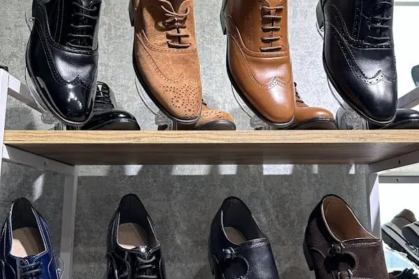 Em &amp; Ce Shoes - Resim 1
