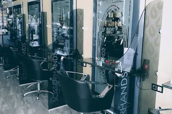THE SCISSORHANDS HAIR SALOON - Resim 9