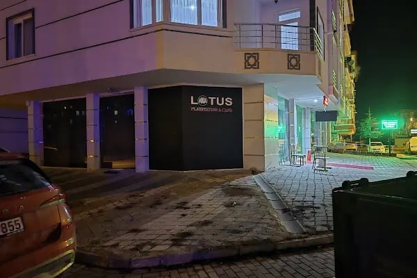 LOTUS PLAYSTATION CAFE - Resim 6