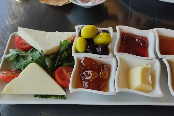 Ongun Cafe &amp; Bar - Resim 13