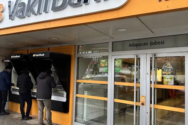 VakıfBank Adapazarı Şubesi - Resim 2