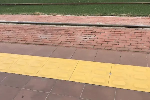Duisburg tramvay durağı - Resim 3