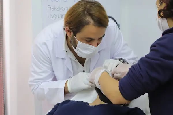 Uzm. Dr. Erol Özan Dermatoloji (Fraksiyonel Lazer | Botox | Dövme Silme | Dysport | Burun, Dudak, Göz Altı Işık Dolgusu) - Resim 18