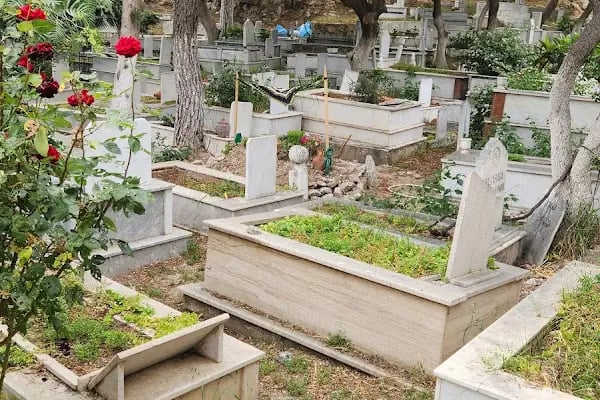 Karaburgaz Asri Mezarlık - Resim 4