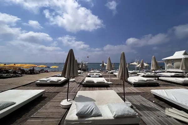 Larena Beach - Resim 3