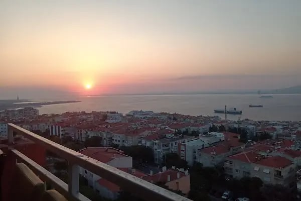 İzmir Demokrasi Üniversitesi - Resim 3
