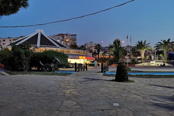 Karabağlar Belediyesi Uğur Mumcu Parkı - Resim 13