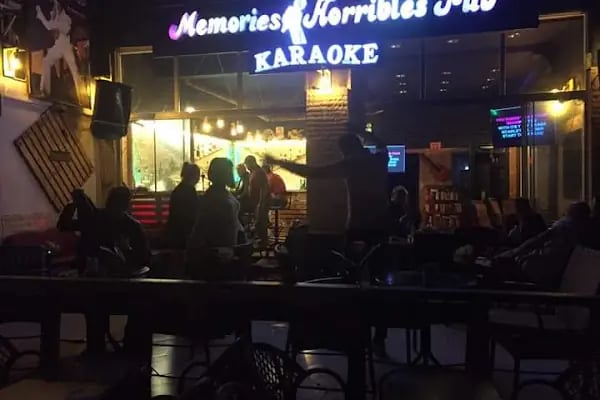 HORRIBLES KARAOKE BAR - Resim 4