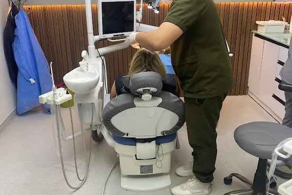 İzmir Dent Özel Ağız ve Diş Sağlığı Polikliniği - Resim 9
