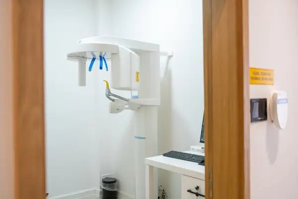 Özel Surdent Ağız Ve Diş Sağlığı Polikliniği - Dental Clinic - مركز خاص لصحة الفم والأسنان - Resim 7