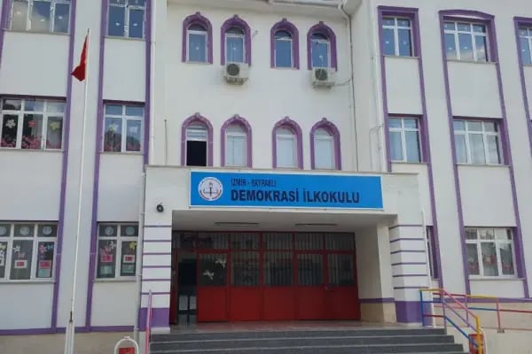 İzmir Bayraklı Demokrasi İlkokulu - Resim 1