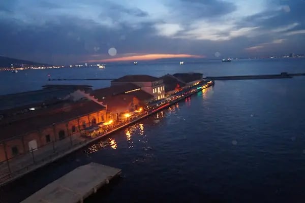 Türkiye İş Bankası İzmir Şubesi - Resim 3