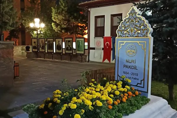Nuri Pakdil Kabri - Resim 4