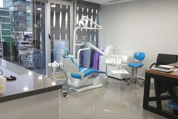 Özel ASSAF Ağız ve Diş Sağlığı Polikliniği - Diş implant - Emax lamina - Resim 3