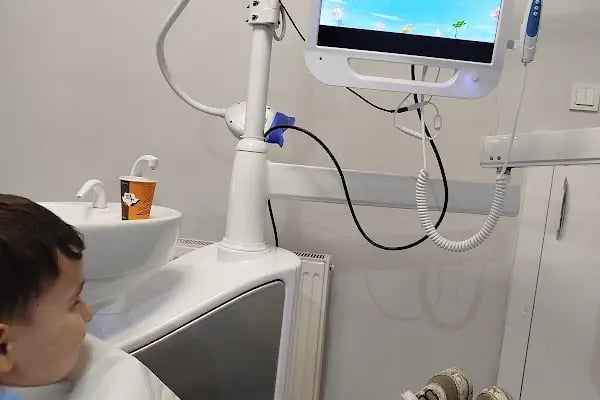 Özel Bağcılar Güleryüz Diş Kliniği - Resim 12
