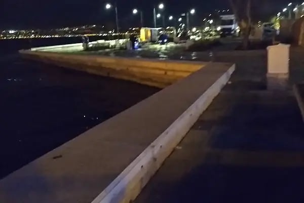 Karşıyaka Tramvay Durağı - Resim 11