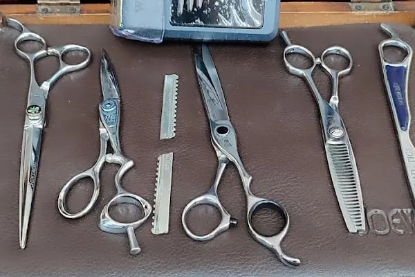YUK Barber &amp; Hair Designer - Resim 3
