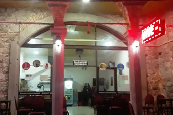 Pergamon Kitabevi &amp; Cafe - Resim 3