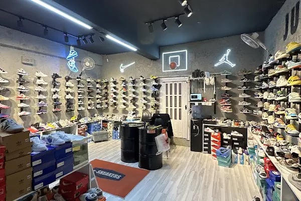 e-SNEAKERS Bağlarbaşı - Resim 1