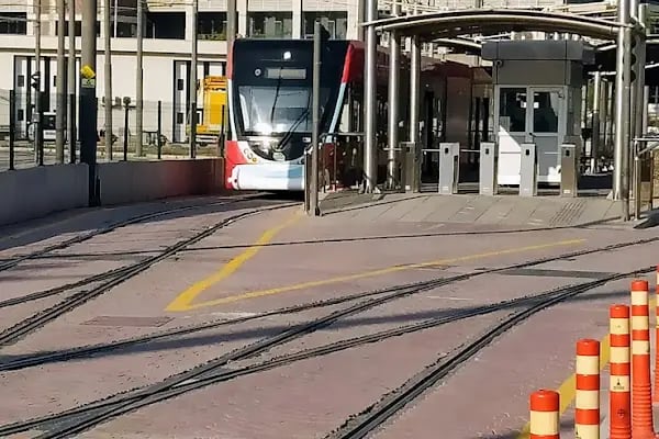Çankaya - Gazi Bulvarı Tramvay Durağı - Resim 19