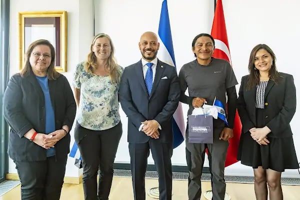 Representación Diplomática y Consular de El Salvador en Turkiye, con sede en Ankara. - Resim 2
