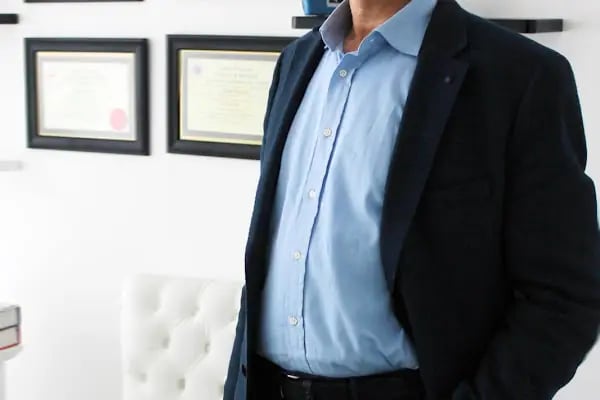 İzmir Estetik Plastik Cerrahı Prof. Dr. Mübin Hoşnuter Kliniği-Vaser Liposuction, Yüz-Boyun-Karın-Bacak-Kol Germe, Rinoplasti - Resim 11