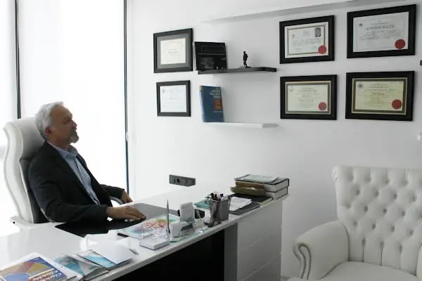 İzmir Estetik Plastik Cerrahı Prof. Dr. Mübin Hoşnuter Kliniği-Vaser Liposuction, Yüz-Boyun-Karın-Bacak-Kol Germe, Rinoplasti - Resim 9
