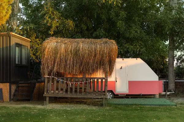 Mona Glamping Caravan Suites - Resim 4