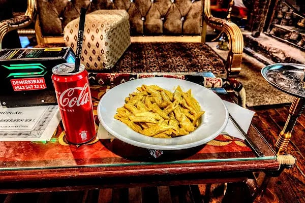 Tarihi Tophane Çınaraltı Nargile Cafe - Resim 13