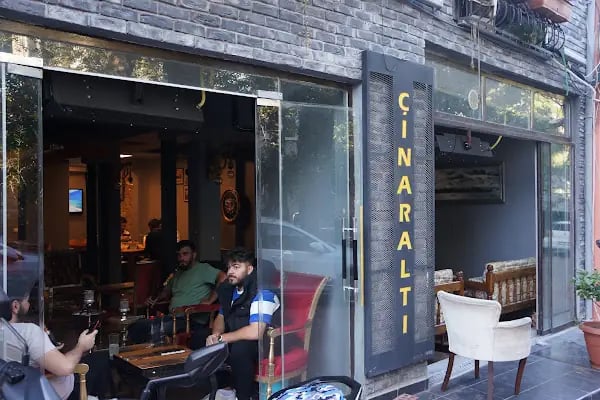 Tarihi Tophane Çınaraltı Nargile Cafe - Resim 2